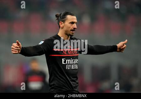 MAILAND, ITALIEN - 19. DEZEMBER: Zlatan Ibrahimovic vom AC Mailand reagiert während des Serie-A-Spiels zwischen dem AC Mailand und dem SSC Napoli im Stadio Giuseppe Meazza am 19. Dezember 2021 in Mailand, Italien. (Foto nach MB-Medien) Stockfoto