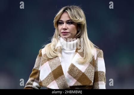 Die Moderatorin von DAZN TV Diletta Leotta schaut während des Serie-A-Spiels zwischen AC Mailand und SSC Napoli im Stadio Giuseppe Meazza am 19. Dezember 2021 in Mailand, Italien, nach. Stockfoto