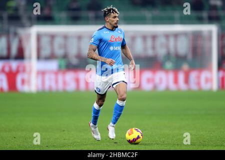 Mailand, Italien. 19th Dez 2021. Kevin Malcuit von SSC Napoli steuert den Ball während des Serie-A-Spiels zwischen AC Mailand und SSC Napoli im Stadio Giuseppe Meazza am 19. Dezember 2021 in Mailand, Italien. Quelle: Marco Canoniero/Alamy Live News Stockfoto