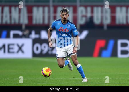 Mailand, Italien. 19th Dez 2021. Kevin Malcuit von SSC Napoli steuert den Ball während des Serie-A-Spiels zwischen AC Mailand und SSC Napoli im Stadio Giuseppe Meazza am 19. Dezember 2021 in Mailand, Italien. Quelle: Marco Canoniero/Alamy Live News Stockfoto