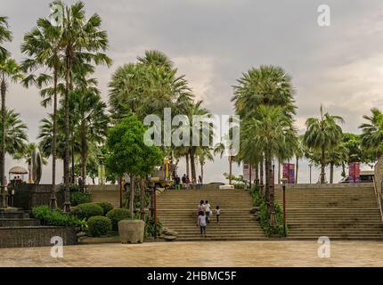 PATTAYA, THAILAND - 29. Apr 2018: PATTAYA, THAILAND - 29,2018. APRIL: Central Festival Dies ist der Außenbereich des Einkaufszentrums in Richtung Stockfoto