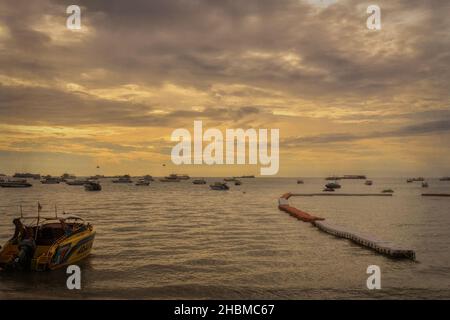 PATTAYA, THAILAND - 29. Apr 2018: PATTAYA, THAILAND - 29,2018. APRIL: Die Strandtouristen entspannen sich und schwimmen dort und mieten Boote für Ausflüge Stockfoto