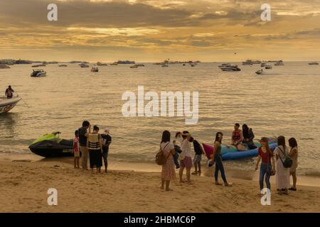 PATTAYA, THAILAND - 29. Apr 2018: PATTAYA, THAILAND - 29,2018. APRIL: Die Strandtouristen entspannen sich und schwimmen dort und mieten Boote für Ausflüge Stockfoto