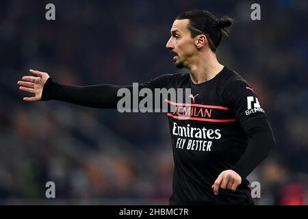 Mailand, Italien. 19. Dezember 2021. Zlatan Ibrahimovic vom AC Mailand Gesten während des Fußballspiels der Serie A zwischen dem AC Mailand und dem SSC Neapel. Kredit: Nicolò Campo/Alamy Live Nachrichten Stockfoto