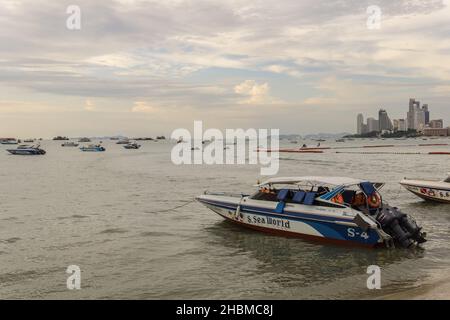 PATTAYA, THAILAND - 29. Apr 2018: PATTAYA, THAILAND - 29,2018. APRIL: Die Strandtouristen entspannen sich und schwimmen dort und mieten Boote für Ausflüge Stockfoto