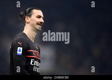 Mailand, Italien. 19. Dezember 2021. Zlatan Ibrahimovic vom AC Mailand reagiert während des Fußballspiels der Serie A zwischen dem AC Mailand und dem SSC Neapel. Kredit: Nicolò Campo/Alamy Live Nachrichten Stockfoto