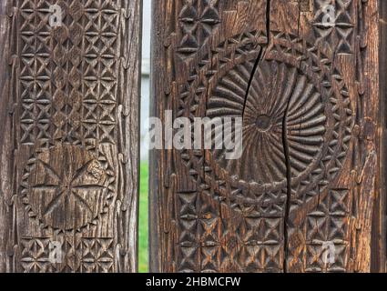 Detail einer alten und wunderschön geschnitzten Holztür Stockfoto