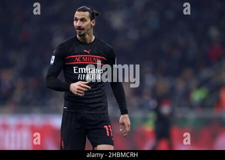 Zlatan Ibrahimovic vom AC Mailand schaut während des Serie-A-Spiels zwischen AC Mailand und SSC Napoli im Stadio Giuseppe Meazza am 19. Dezember 2021 in Mailand, Italien, auf. Stockfoto