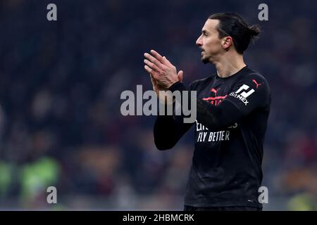 Zlatan Ibrahimovic von AC Milan Gesten während der Serie Ein Spiel zwischen AC Milan und SSC Napoli im Stadio Giuseppe Meazza am 19. Dezember 2021 in Mailand, Italien. Stockfoto