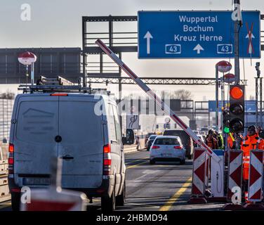 Recklinghausen, Deutschland. 20th Dez 2021. An der neuen Schranke auf der 43 steht ein Van in Richtung Wuppertal. Aufgrund von Brückenschäden an einem Abschnitt der Emschertalbrücke über den Rhein-Herne-Kanal bei Herne dürfen auf dem Autobahnabschnitt zwischen Herne und Recklinghausen keine Fahrzeuge mit einem Gewicht von mehr als 3,5 Tonnen fahren. Da zu viele das Verbot nicht einhalten, wird jetzt eine Barriere installiert. Quelle: Dieter Menne/dpa/Alamy Live News Stockfoto