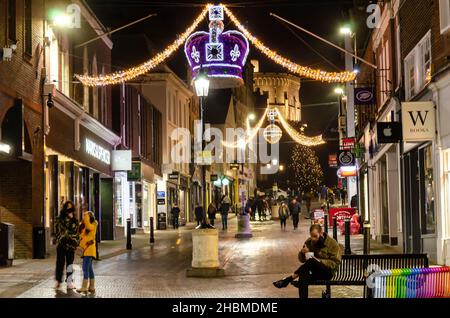 Weihnachtsdekorationen, die in der dunklen Peascod Street in Windsor, Großbritannien, während der Weihnachtszeit beleuchtet werden. Stockfoto
