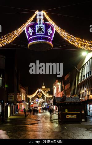 Weihnachtsdekorationen, die in der dunklen Peascod Street in Windsor, Großbritannien, während der Weihnachtszeit beleuchtet werden. Stockfoto