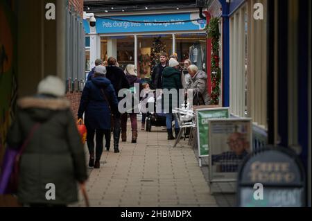 Ripon, Großbritannien. Dezember 20th 2021: Last-Minute-Weihnachtseinkäufer in der Domstadt Ripon, North Yorkshire, Großbritannien. Kredit: Garry Cook/Alamy Live Nachrichten Stockfoto