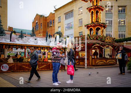 Weihnachtseinkäufer auf einem Weihnachtsmarkt im Stadtzentrum von Bristol, da die Regierung sich weigerte, die Einführung weiterer Beschränkungen zur Verlangsamung der Ausbreitung der Omicron-Variante des Coronavirus auszuschließen Bilddatum: Montag, 20. Dezember 2021. Stockfoto