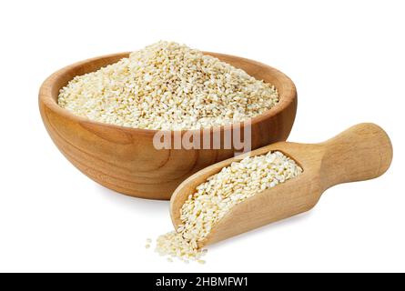 Sesamsamen in Holzschale und Schaufel isoliert Stockfoto