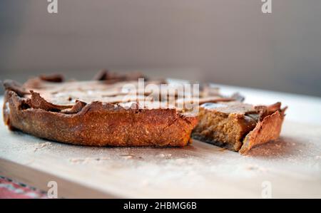 Ein Stück Kuchen in der Nähe unter einem warmen Licht Stockfoto