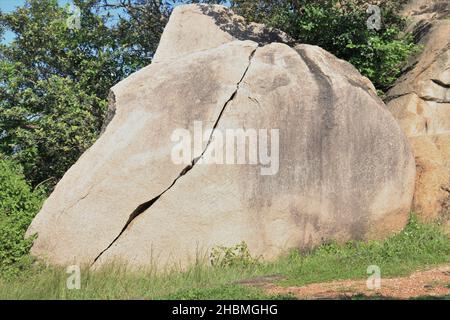 Mitten in der schönen Natur. Großer Felsen Stockfoto