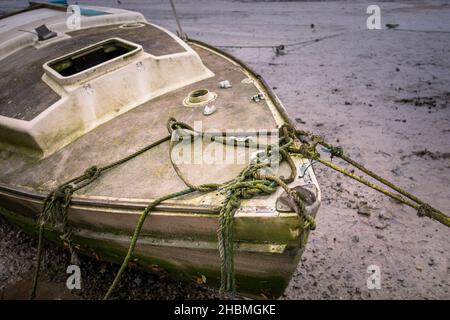 Am Ufer des Gannel River in Newquay in Cornwall wurden die Überreste eines alten Segelbootes, das auf Reparatur wartet, zusammengebunden. Stockfoto