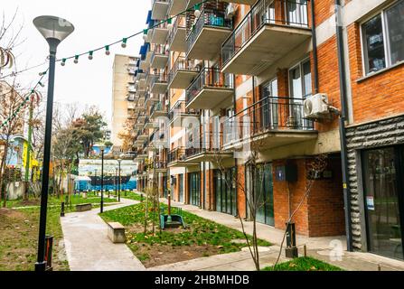 11th. dezember 2020. Blick auf neue moderne Häuser im Stadtteil Saburtalo mit kreativem wunderschönen Hof und Spielplatz. Stockfoto