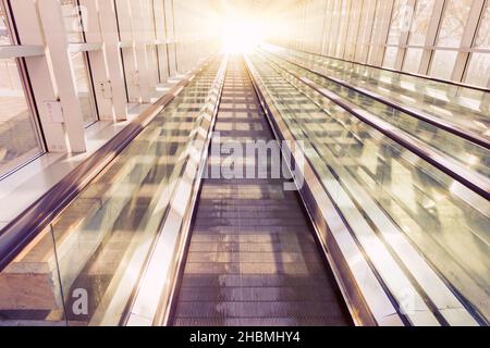 Ein leerer Reisende im Terminal des Bahnhofs für den Expresstransport von Passagieren. Helles Licht am Ende des Tunnels Stockfoto