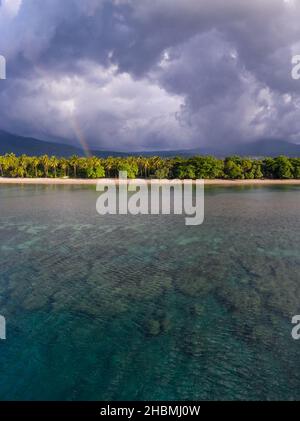 Wolken treiben über die Küste von Maumere auf der tropischen Insel Flores in Indonesien. Diese wunderschöne und abgelegene Gegend liegt auf den Kleinen Sundainseln. Stockfoto