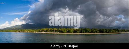 Wolken treiben über die Küste von Maumere auf der tropischen Insel Flores in Indonesien. Diese wunderschöne und abgelegene Gegend liegt auf den Kleinen Sundainseln. Stockfoto