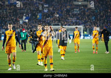 Bergamo, Italien. 18th Dez 2021. Italien, Bergamo, 18 2021. dezember: Roma-Spieler feiern den Sieg und begrüßen die Fans am Ende des Fußballspiels ATALANTA vs ROMA, Serie A 2021-2022 day18 im Gewiss-Stadion (Foto von Fabrizio Andrea Bertani/Pacific Press) Quelle: Pacific Press Media Production Corp./Alamy Live News Stockfoto