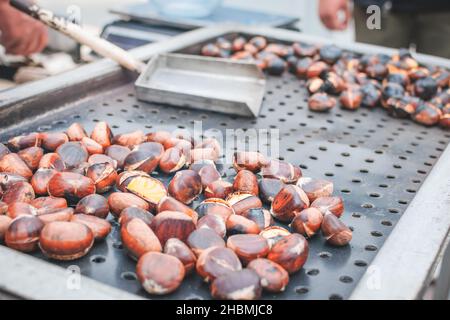 Viele frische Nüsse auf Grill mit touristischen Stand.Street Lebensmittel in Mazedonien. Balkan Stockfoto