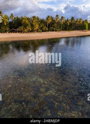 Wolken treiben über die Küste von Maumere auf der tropischen Insel Flores in Indonesien. Diese wunderschöne und abgelegene Gegend liegt auf den Kleinen Sundainseln. Stockfoto