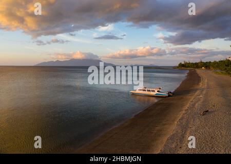 Wolken treiben über die Küste von Maumere auf der tropischen Insel Flores in Indonesien. Diese wunderschöne und abgelegene Gegend liegt auf den Kleinen Sundainseln. Stockfoto