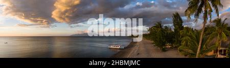 Wolken treiben über die Küste von Maumere auf der tropischen Insel Flores in Indonesien. Diese wunderschöne und abgelegene Gegend liegt auf den Kleinen Sundainseln. Stockfoto