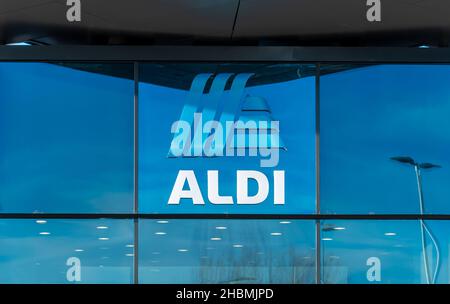 Fossano, Italien - 24. November 2021: Aldi-Logo auf dem Supermarktfenster in Italien. Aldi IS ist eine globale deutsche Discount Supermarket-Kette Stockfoto