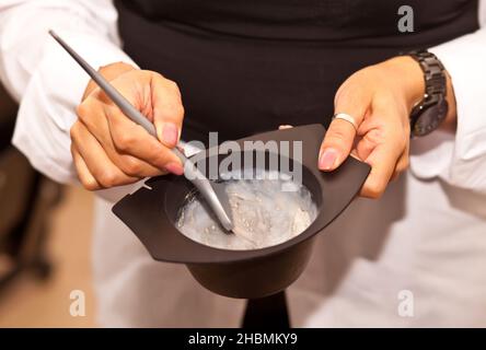 Friseur Friseur Hände Mischen Haarfärbemittel in Schüssel. Stockfoto