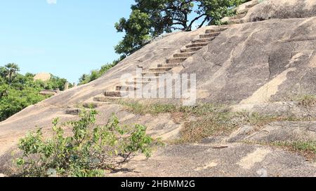 Treppe in den Fels gehauen. Vor der Kulisse von Fels und Natur Stockfoto