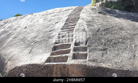 Treppe in den Fels gehauen. Vor der Kulisse von Fels und Natur Stockfoto