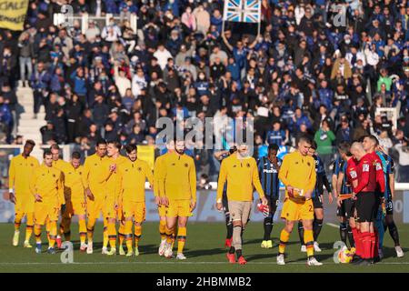 Bergamo, Italien. 18th Dez 2021. Italien, Bergamo, 18 2021. dezember: Roma-Spieler betreten das Feld und bewegen sich zur Präsentation des Spiels während des Fußballspiels ATALANTA vs ROMA, Serie A 2021-2022 day18 im Gewiss-Stadion (Bild: © Fabrizio Andrea Bertani/Pacific Press via ZUMA Press Wire) Stockfoto