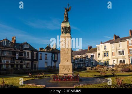 Das Kriegsdenkmal in Redheugh Gardens, Hartlepool Headland an der Nordostküste Englands, UK. Kränze und Mohnblumen Stockfoto