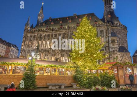 Aachen -der Aachener Weihnachtsmarkt lockt jährlich Hunderttausende Besucher auf die Plätze und in die Gassen rund um den Aachener Dom und das Rathaus Stockfoto