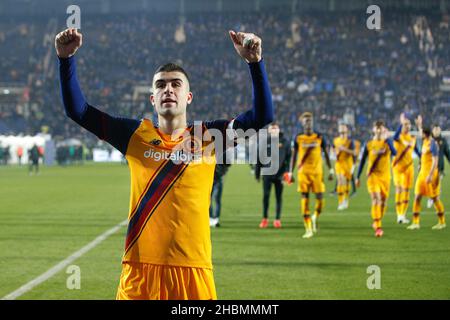 Bergamo, Italien. 18th Dez 2021. Italien, Bergamo, 18 2021. dezember: Gianluca Mancini (Roma-Verteidiger) feiert den Sieg am Ende des Fußballspiels ATALANTA gegen ROMA, Serie A 2021-2022 day18 im Gewiss-Stadion (Bildquelle: © Fabrizio Andrea Bertani/Pacific Press via ZUMA Press Wire) Stockfoto