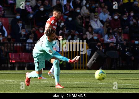 Granada, Spanien. 19th Dez 2021. Luis Maximiano von Granada CF in Aktion während des Liga-Spiels zwischen Granada CF und Real Mallorca im Nuevo Los Carmenes Stadion am 19. Dezember 2021 in Granada, Spanien. (Foto: José M Baldomero/Pacific Press/Sipa USA) Quelle: SIPA USA/Alamy Live News Stockfoto