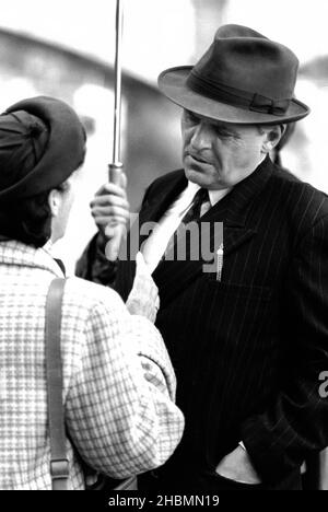 Anthony Hopkins und Debra Winger über das Filmset von Shadowlands während der Dreharbeiten 1993 in Richmond-on-Thames, Surrey, Großbritannien Stockfoto