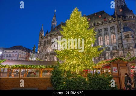 Aachen -der Aachener Weihnachtsmarkt lockt jährlich Hunderttausende Besucher auf die Plätze und in die Gassen rund um den Aachener Dom und das Rathaus Stockfoto