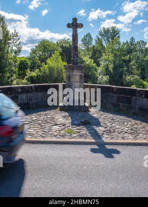 Alte Steinbrücke des Jakobswegs in Südwestfrankreich, aufgenommen an einem sonnigen Sommernachmittag in der Nähe des Flusses Lot, ohne Menschen Stockfoto