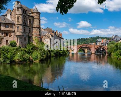 Espalion Altstadt spiegelt sich in den Gewässern des Lot auf dem Jakobsweg im Südwesten Frankreichs, aufgenommen an einem sonnigen Sommernachmittag, ohne Menschen Stockfoto