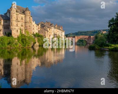 Espalion Altstadt spiegelt sich in den Gewässern des Lot auf dem Weg von St. James im Südwesten von Frankreich, an einem sonnigen Sommermorgen aufgenommen, ohne Menschen Stockfoto