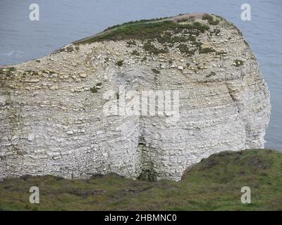 Geologische Schichten: Ein hoher Stapel weißer Kreide, der ein Merkmal der dramatischen Klippen von Flamborough Head an der Ostküste von Yorkshire ist. Stockfoto