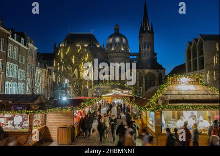 Aachen -der Aachener Weihnachtsmarkt lockt jährlich Hunderttausende Besucher auf die Plätze und in die Gassen rund um den Aachener Dom und das Rathaus Stockfoto