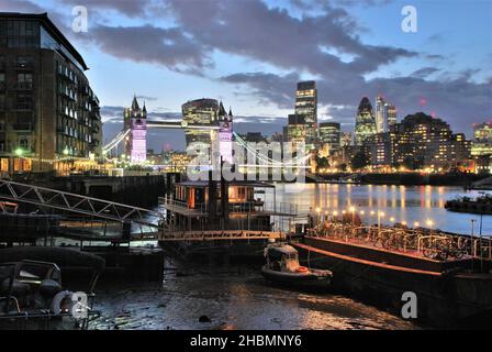 Blick auf Wahrzeichen und Architekturen in London bei Nacht vom Südufer aus. Stockfoto