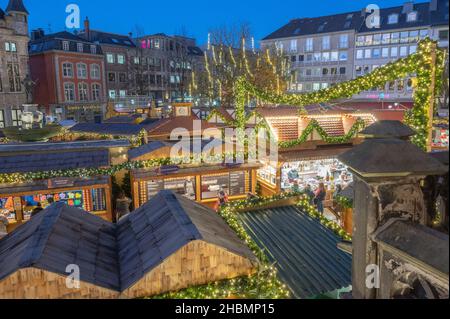 Aachen -der Aachener Weihnachtsmarkt lockt jährlich Hunderttausende Besucher auf die Plätze und in die Gassen rund um den Aachener Dom und das Rathaus Stockfoto