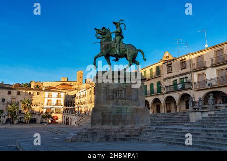 Reiterstandbild von der Eroberer Francisco Pizarro, gelegen auf einem Granitsockel auf dem Hauptplatz der Stadt, Trujillo, Cáceres Provinz, Spa Stockfoto